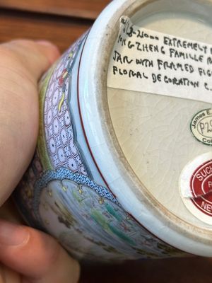 Een Chinese famille rose ronde dekseldoos met figuratief decor, 19e eeuw — foto 15