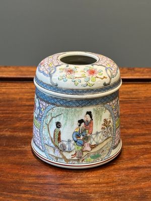 Een Chinese famille rose ronde dekseldoos met figuratief decor, 19e eeuw — foto 3