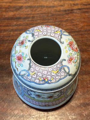 Een Chinese famille rose ronde dekseldoos met figuratief decor, 19e eeuw — foto 5