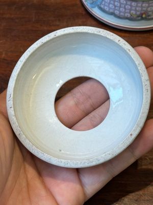 Een Chinese famille rose ronde dekseldoos met figuratief decor, 19e eeuw — foto 7