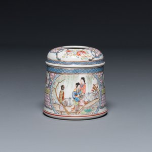 Een Chinese famille rose ronde dekseldoos met figuratief decor, 19e eeuw — foto 1