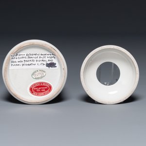 Een Chinese famille rose ronde dekseldoos met figuratief decor, 19e eeuw — foto 4