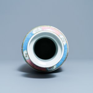 Een Chinese famille rose rouleau vaas, 19/20e eeuw — foto 5