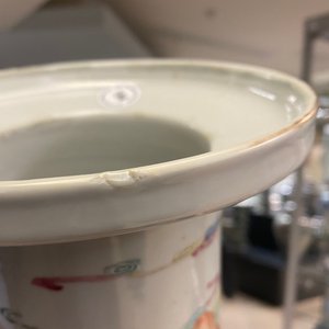 Een Chinese famille rose rouleau vaas, 19e eeuw — foto 12