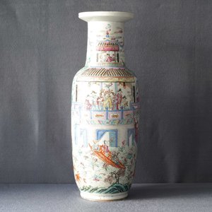 Een Chinese famille rose rouleau vaas, 19e eeuw — foto 7