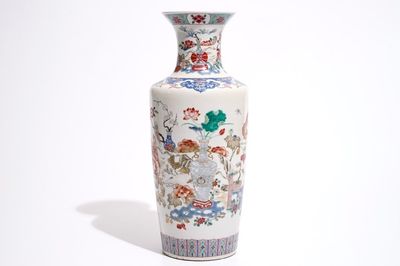 Een Chinese famille rose rouleau vaas in Yongzheng stijl, begin 19e eeuw