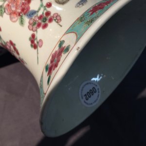 Een Chinese famille rose rouleau vaas in Yongzheng stijl, begin 19e eeuw — foto 8