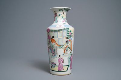 Een Chinese famille rose rouleau vaas met hofscènes, 19e eeuw
