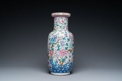 Een Chinese famille rose rouleau vaas met roze fondkleur, 19e eeuw