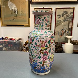 Een Chinese famille rose rouleau vaas met roze fondkleur, 19e eeuw — foto 11