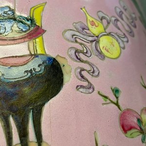Een Chinese famille rose rouleau vaas met roze fondkleur, 19e eeuw — foto 7