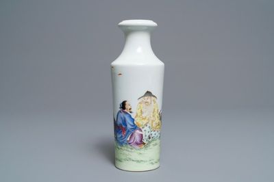Een Chinese famille rose rouleau vaas met twee vissers, Qianlong merk, Republiek, 20e eeuw