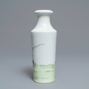 Een Chinese famille rose rouleau vaas met twee vissers, Qianlong merk, Republiek, 20e eeuw — foto 3