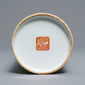 Een Chinese famille rose rouleau vaas met twee vissers, Qianlong merk, Republiek, 20e eeuw — foto 5