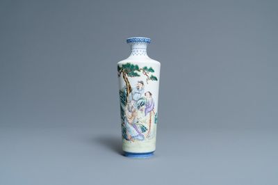 Een Chinese famille rose rouleau vaas, Qianlong merk, Republiek