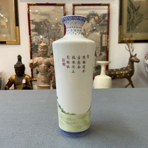 Een Chinese famille rose rouleau vaas, Qianlong merk, Republiek — foto 8