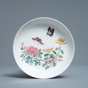 Een Chinese famille rose 'ruby back' schotel met vlinders bij bloemen, Yongzheng — foto 1