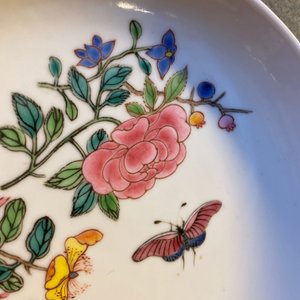 Een Chinese famille rose 'ruby back' schotel met vlinders bij bloemen, Yongzheng — foto 6