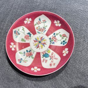 Een Chinese famille rose 'ruby ground' kop en schotel, Yongzheng — foto 11