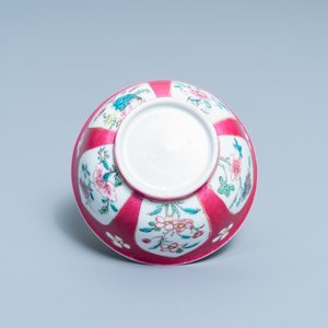 Een Chinese famille rose 'ruby ground' kop en schotel, Yongzheng — foto 9