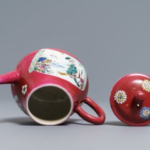 Een Chinese famille rose 'ruby ground' theepot, drie koppen en twee schotels, Yongzheng — foto 16