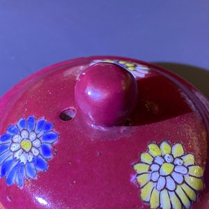 Een Chinese famille rose 'ruby ground' theepot, drie koppen en twee schotels, Yongzheng — foto 25
