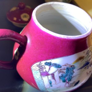 Een Chinese famille rose 'ruby ground' theepot, drie koppen en twee schotels, Yongzheng — foto 31