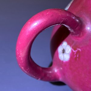 Een Chinese famille rose 'ruby ground' theepot, drie koppen en twee schotels, Yongzheng — foto 34