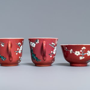 Een Chinese famille rose 'ruby ground' theepot, drie koppen en twee schotels, Yongzheng — foto 6