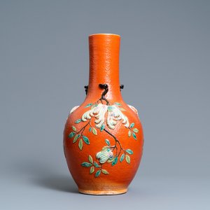 Een Chinese famille rose 'sanduo' vaas met reliëfdecor op koraalrode fondkleur, 19e eeuw — foto 1
