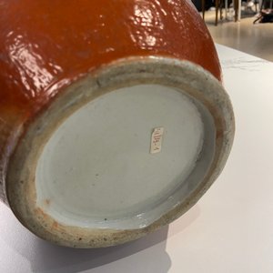 Een Chinese famille rose 'sanduo' vaas met reliëfdecor op koraalrode fondkleur, 19e eeuw — foto 13