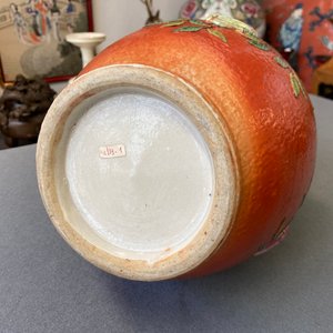 Een Chinese famille rose 'sanduo' vaas met reliëfdecor op koraalrode fondkleur, 19e eeuw — foto 15