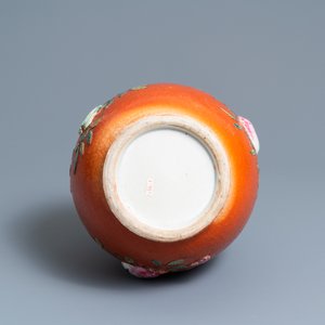 Een Chinese famille rose 'sanduo' vaas met reliëfdecor op koraalrode fondkleur, 19e eeuw — foto 5