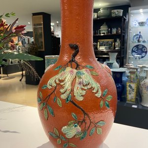 Een Chinese famille rose 'sanduo' vaas met reliëfdecor op koraalrode fondkleur, 19e eeuw — foto 8