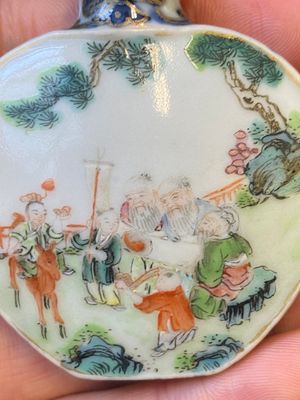 Een Chinese famille rose 'Sanxing' snuiffles, Qianlong merk en periode — foto 7