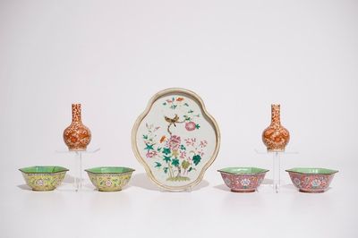 Een Chinese famille rose schaal, een paar drakenvaasjes en vier kommen in Canton emaille, 19/20e eeuw