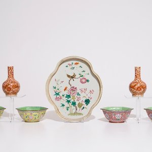Een Chinese famille rose schaal, een paar drakenvaasjes en vier kommen in Canton emaille, 19/20e eeuw — foto 1