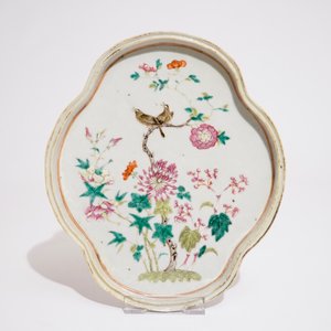 Een Chinese famille rose schaal, een paar drakenvaasjes en vier kommen in Canton emaille, 19/20e eeuw — foto 2