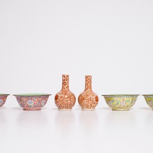 Een Chinese famille rose schaal, een paar drakenvaasjes en vier kommen in Canton emaille, 19/20e eeuw — foto 6