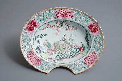 Een Chinese famille rose scheerkom met decor van theedrinkers, Yongzheng