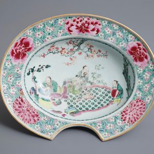 Een Chinese famille rose scheerkom met decor van theedrinkers, Yongzheng — foto 1