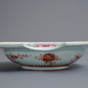 Een Chinese famille rose scheerkom met decor van theedrinkers, Yongzheng — foto 3