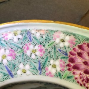 Een Chinese famille rose scheerkom met decor van theedrinkers, Yongzheng — foto 5