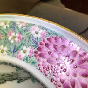 Een Chinese famille rose scheerkom met decor van theedrinkers, Yongzheng — foto 6