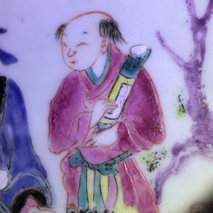 Een Chinese famille rose scheerkom met een wijze met dienaar, Yongzheng — foto 7