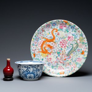 Een Chinese famille rose schotel, een blauw-witte kom en een sang-de-boeuf vaasje, 19/20e eeuw — foto 1