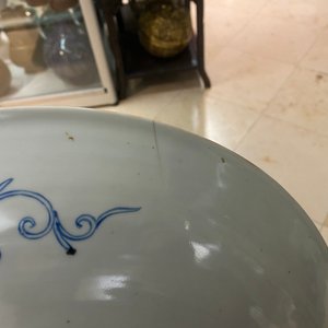 Een Chinese famille rose schotel, een blauw-witte kom en een sang-de-boeuf vaasje, 19/20e eeuw — foto 11