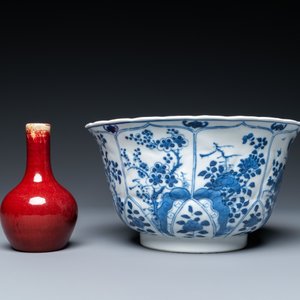 Een Chinese famille rose schotel, een blauw-witte kom en een sang-de-boeuf vaasje, 19/20e eeuw — foto 7