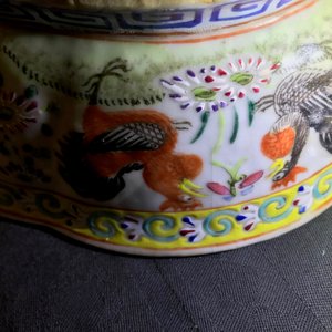 Een Chinese famille rose schotel, een dekselpot en een kom, 19e eeuw — foto 23