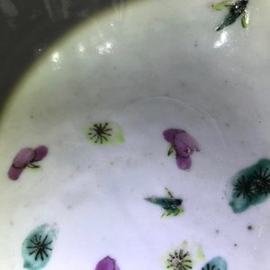 Een Chinese famille rose schotel, een dekselpot en een kom, 19e eeuw — foto 24